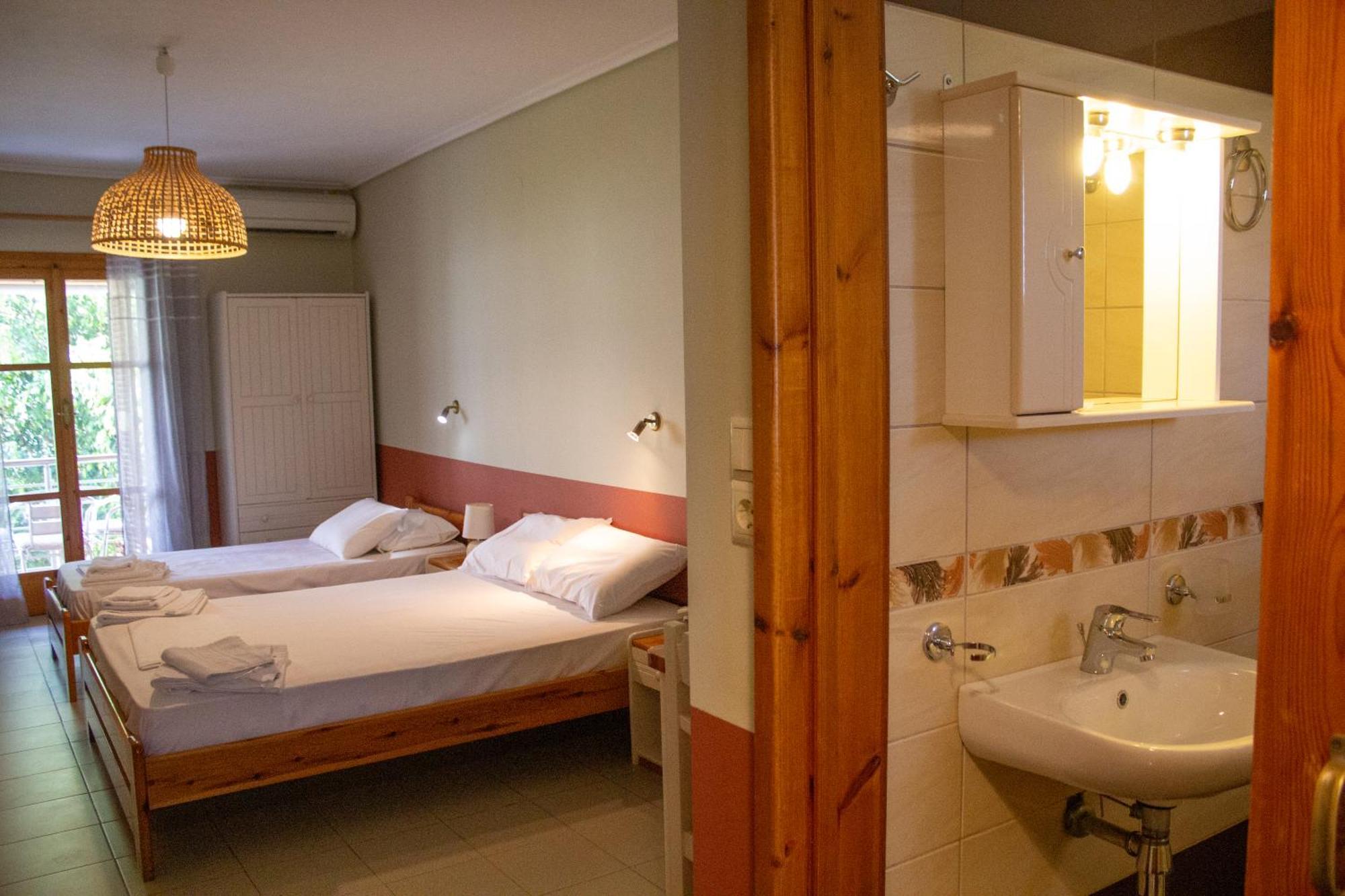 Kritamos Apartments Kardhamili Exteriör bild